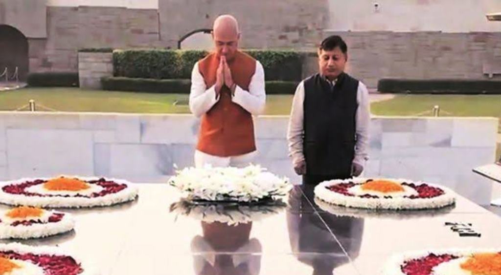 तीन दिवसीय दौरे पर अमेजॉन के CEO पहुंचे भारत, बापू को दी श्रद्धांजलि