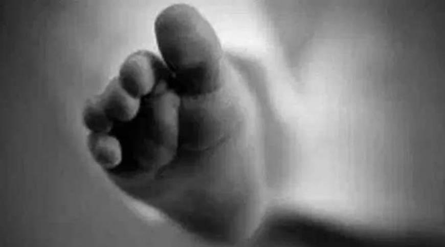 बक्से में बेटे को बंद कर प्रेमी संग फरार हुई महिला, दम घुटने से बच्चे की मौत