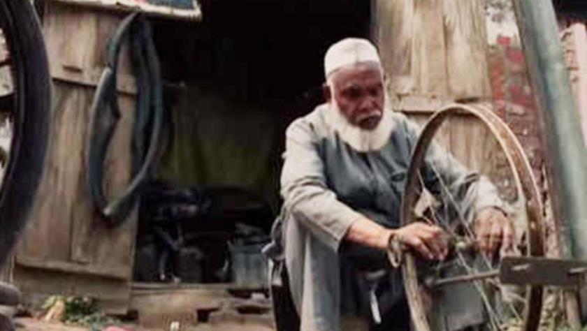 लावारिस शवों का अंतिम संस्कार करने वाले साइकिल मैकेनिक पद्मश्री मोहम्मद शरीफ हैं कौन?