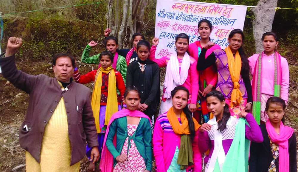 एक कवि पर्वतीय क्षेत्रों में पैदल घूम लोगों को कर रहा है जागरूक