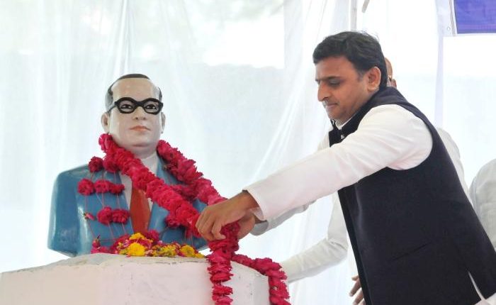 दलितों का नेता बनने की राह पर अखिलेश यादव 