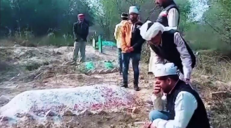 CAA का अनोखा विरोध, पुरखों के कब्र पर जाकर लोग मांग रहे हैं दस्तावेज़