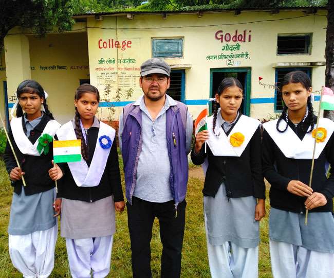 मिसाल: धन सिंह घारिया जो अपने स्कूलों के आसपास लगा चुके हैं हजारों पेड़