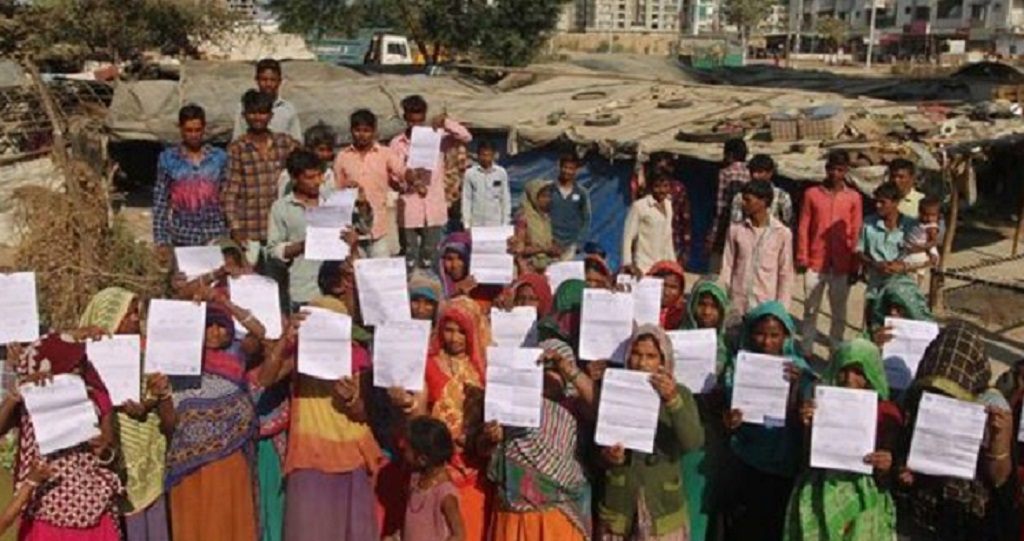 ट्रंप के भारत दौरे से पहले बनाई दीवार, अब दिया झुग्गी खाली करने का आदेश   