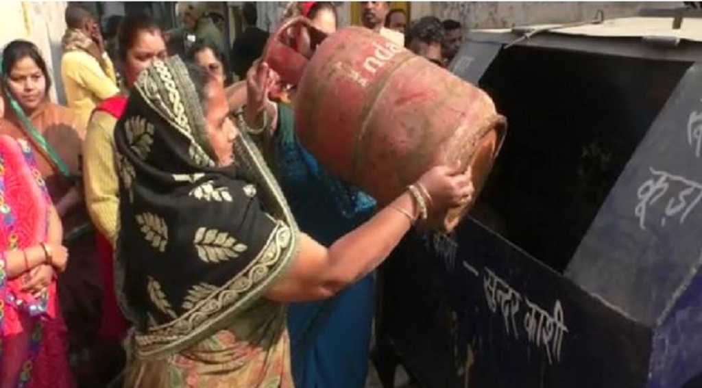 घरेलू गैस की कीमत बढ़ने से लोगों में भारी गुस्सा, सिलेंडर को कुड़े में फेंका