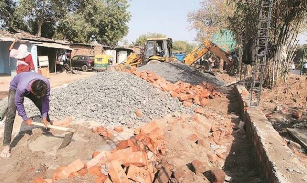 ट्रम्प का भारत दौरा: गुजरात में 500 झुग्गियों को छुपाने के लिए खड़ी की जा रही 7 फीट ऊंची दीवार