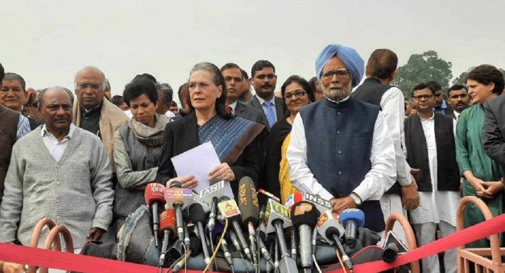 दिल्ली हिंसा: सोनिया गांधी ने राष्ट्रपति से मिलकर सौंपा ज्ञापन, कहा सरकार से राजधर्म का पालन करवाएं