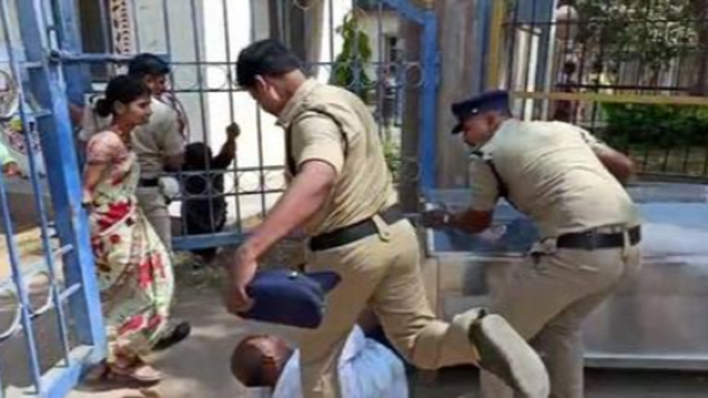 बेटी की मौत पर रो रहा था पिता पुलिस ने लात मारी, वीडियो हुआ वायरल