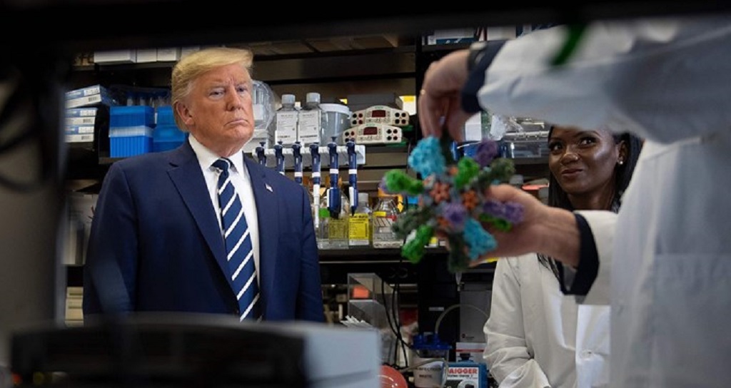 व्हाइट हाउस का दावा- सूरज की रोशनी, गर्म तापमान और ह्यूमिडिटी से नष्ट होता है कोरोना