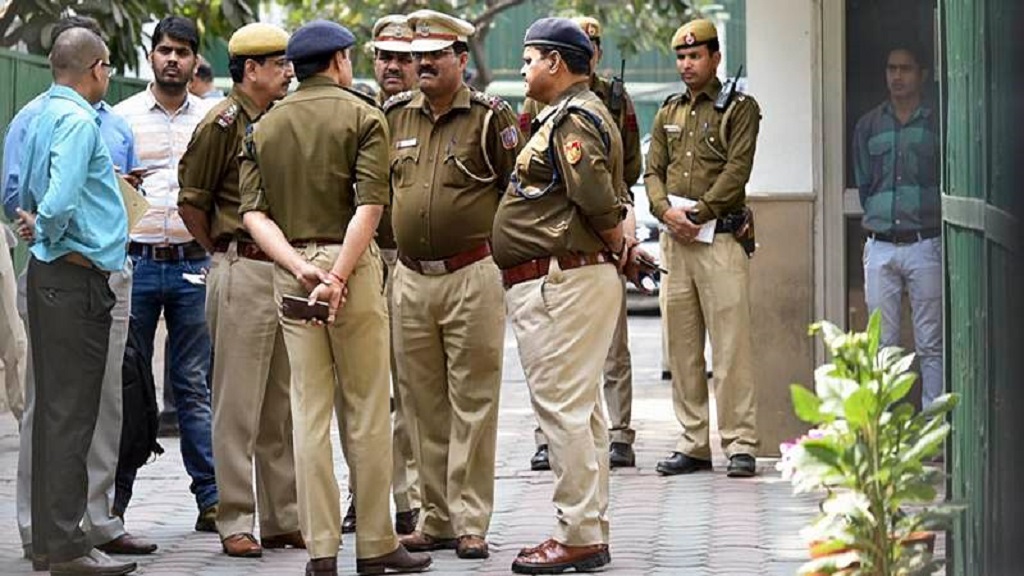 दिल्ली पुलिस के 6 अधिकारियों का तबादला, अख्‍तर रिजवी नॉर्थ-ईस्‍ट के एडिशनल DCP नियुक्त