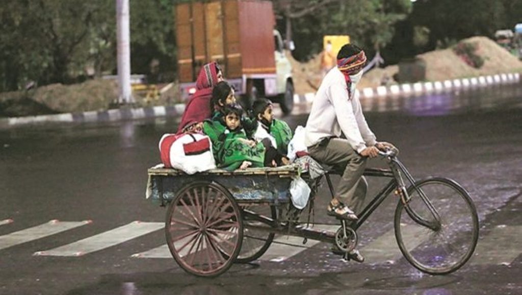 मजदूर ने कहा, रिक्शा से घर पहुंचने में कम-से-कम 7 दिन लगेंगे