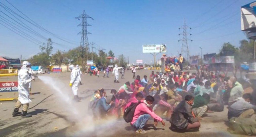 मजदूरों के साथ सरकार का अमानवीय चेहरा, सैनिटाइजेशन का वीडियो वायरल