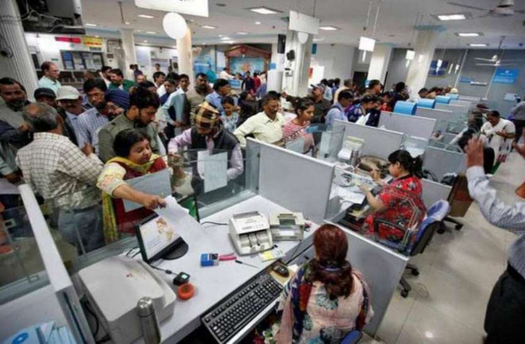 SBI-HDFC समेत कई बैंकों ने काम का समय बदला, जाने कहां कितने बजे खुलेगा बैंक