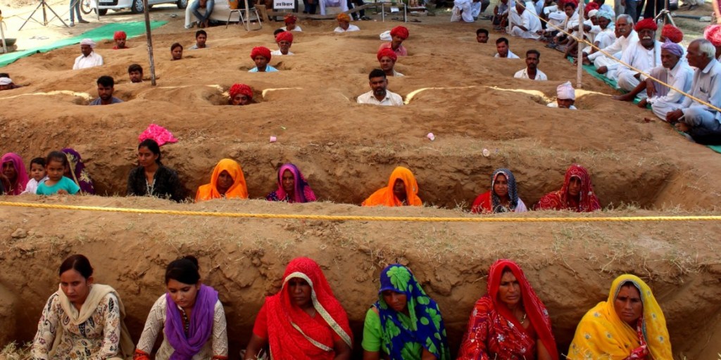 राजस्थान में जमीन बचाने के लिए जमीन में समाधि ले रहे हैं किसान