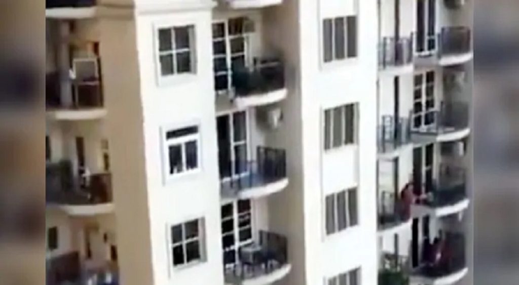 कोरोना वायरस से जंग जीतने के लिए बालकनी से गाया 'गायत्री मंत्र'