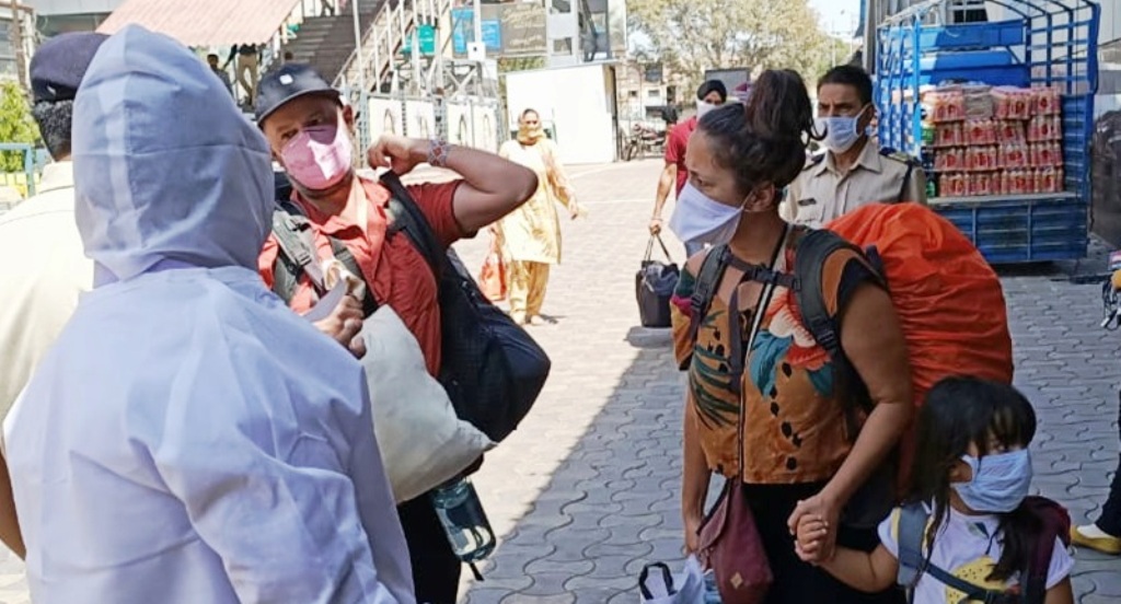 इंदौर में मंडराने लगा है कोरोना स्टेज-3 का खतरा, लगा देश का सबसे सख्त लॉकडाउन