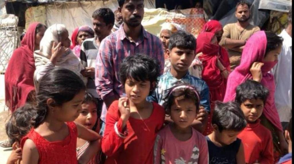 लॉकडाउन के बीच दिहाड़ी मजदूर अपने बच्चों को आटा घोलकर पिलाने को मजबूर