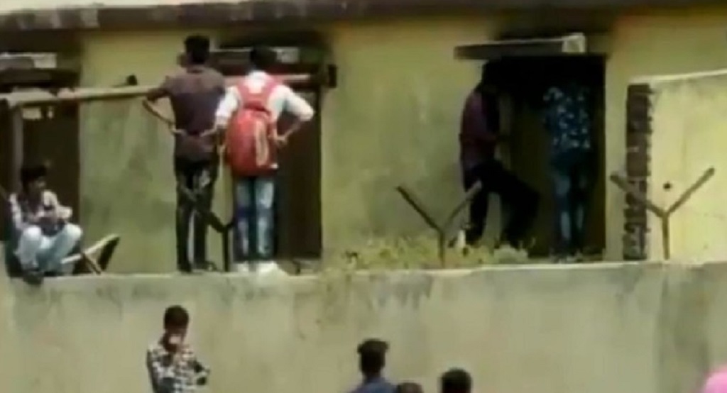 महाराष्ट्र में दीवाल फांदकर परिजन पहुंचा रहे हैं चिट, वायरल हुआ वीडियो
