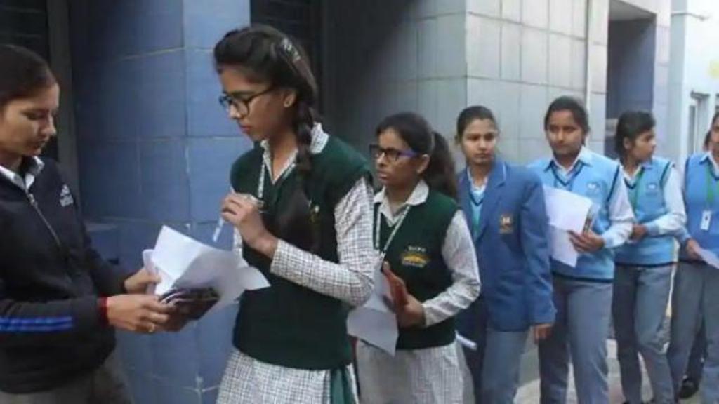महाराष्ट्र: 8वीं तक के छात्रोंं को बिना एग्जाम दिए अगली कक्षा में दिया जाएगा एडमिशन