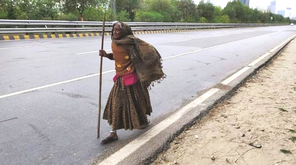दिल्ली से 400 KM दूर अपने गांव पैदल लौटती 90 साल की बुजुर्ग की तस्वीर वायरल