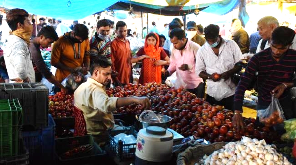 लॉकडाउन में कालाबाजारी शुरू, कई जगहों पर रोजमर्रा के सामान की कीमत दोगुनी