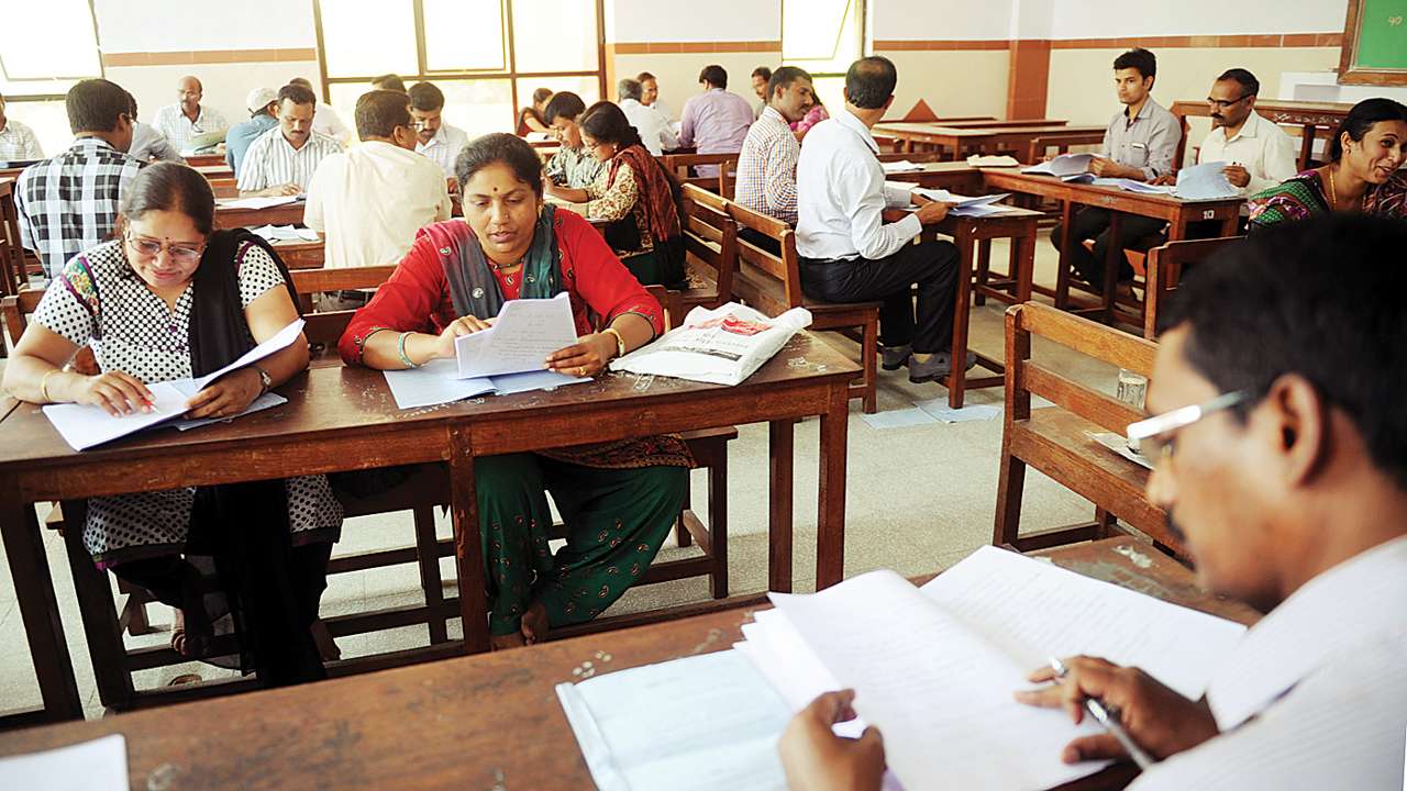 यूपी में कोरोना के डर से कॉपियां जांचने नहीं पहुंचे शिक्षक