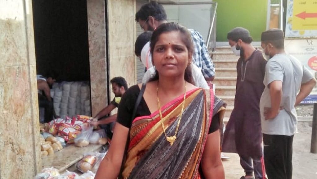 एक गरीब महिला जो मांग मांग कर जरूरतमंदों पहुंचा रही है अनाज
