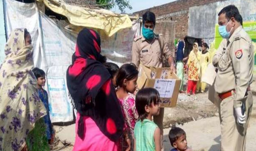 बरेली में जिस पुलिस की हुई पिटाई आज वह खाना खिलाने आई