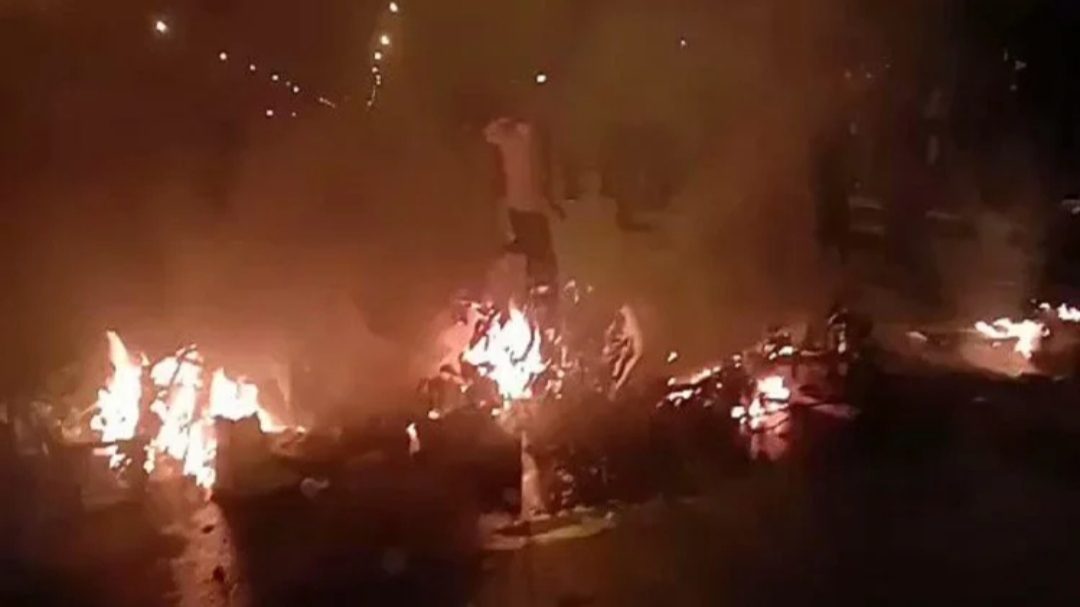 गुजरात में लॉकडाउन के विरोध में सड़कों पर उतरे मजदूर, तोड़फोड़ और आगजनी