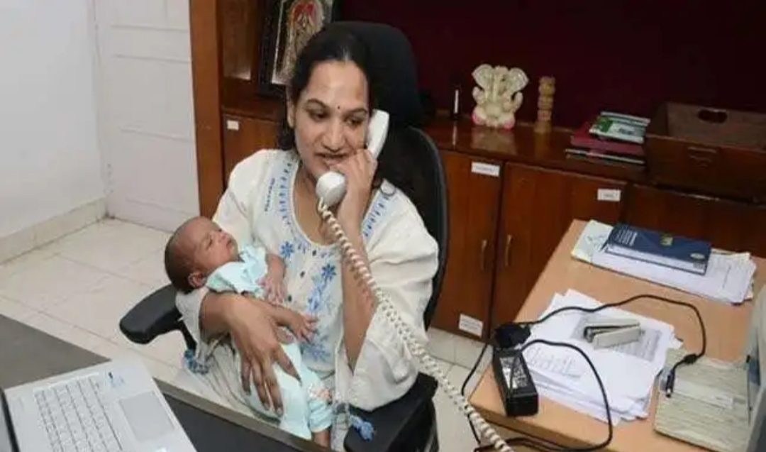 सेल्यूट IAS सृजना, छुट्टी रद्द कर 22 दिन के नवजात को गोद में ले कर रही देशसेवा