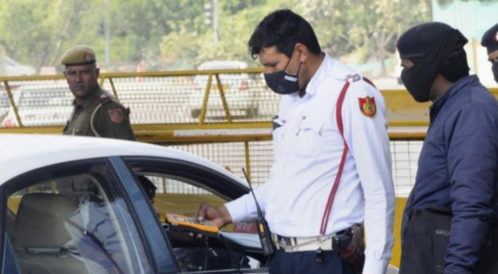 दिल्ली पुलिस ने फर्जी IAS को किया गिरफ्तार, वाहन पर लिखा था भारत सरकार