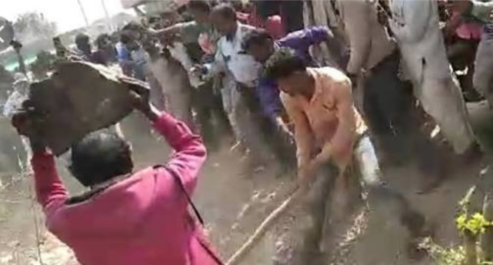 पालघर मॉब लिंचिंग में सांप्रदायिक रंग, देशमुख ने कहा अलग धर्म के नहीं आरोपी