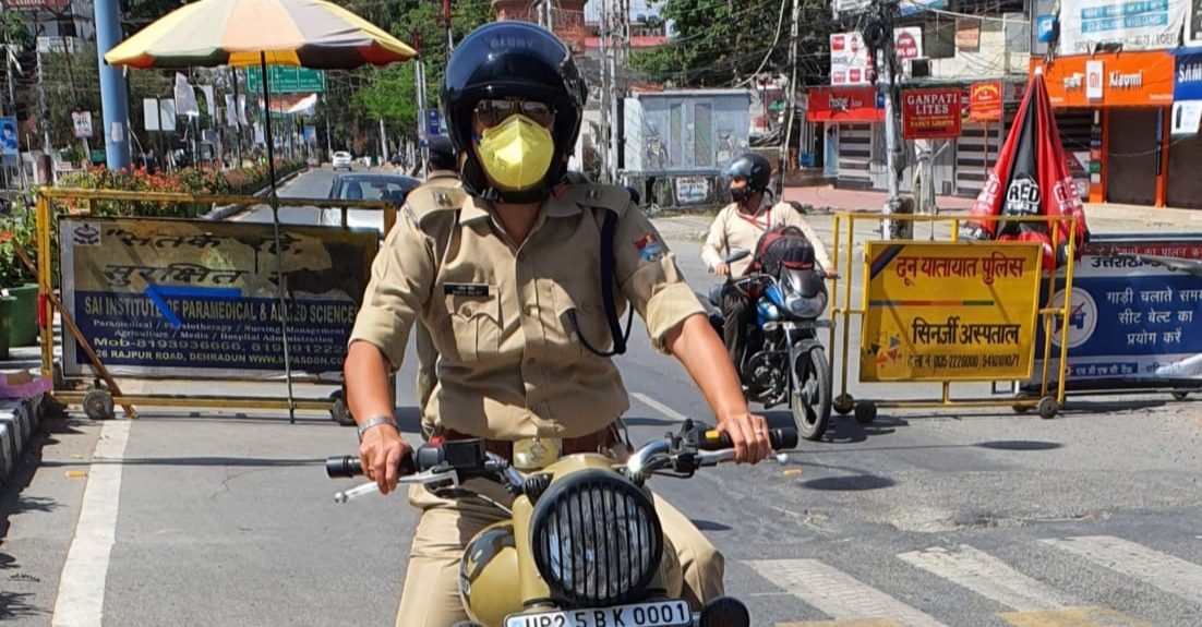 कोरोना महामारी से दून शहर को बचाने में जुटी हैं 'बुलेट रानी' श्वेता चौबे