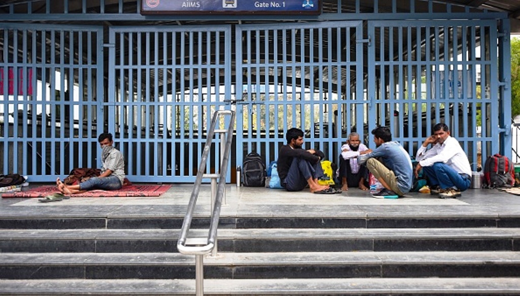 AIIMS और सफदरजंग के बाहर फंसे सैकड़ों मरीज, न इलाज हो रहा और न ही लौट पा रहे घर