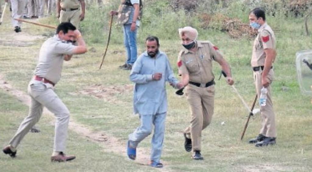 हरियाणा के चांदपुरा में महिला के अंतिम संस्कार के दौरान गांववालों का पुलिस पर किया पथराव