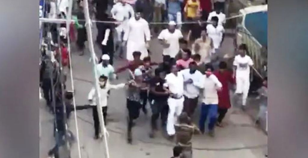 पश्चिम बंगाल के हावड़ा में सोशल डिस्‍टेंसिंग लागू कराने गई पुलिस पर हमला