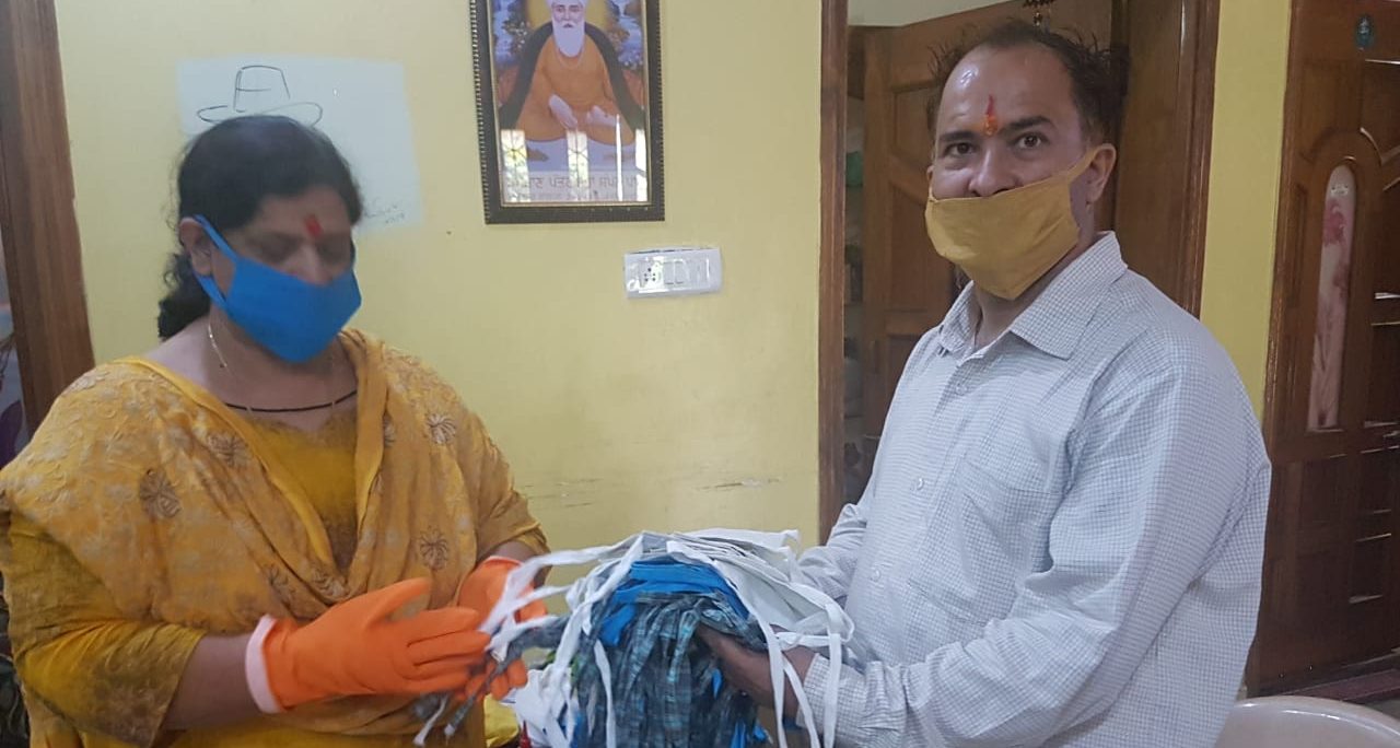 स्वनिर्मित मॉस्क नि:शुल्क वितरण कर महिलाओं की आइडियल बनीं पुष्पा भट्ट