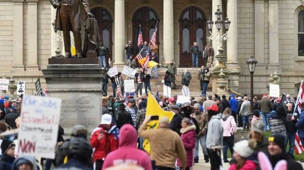 लॉकडाउन में बंदूक लेकर बाहर निकले लोग, कहा मिशिगन की जनता कैदी नहीं