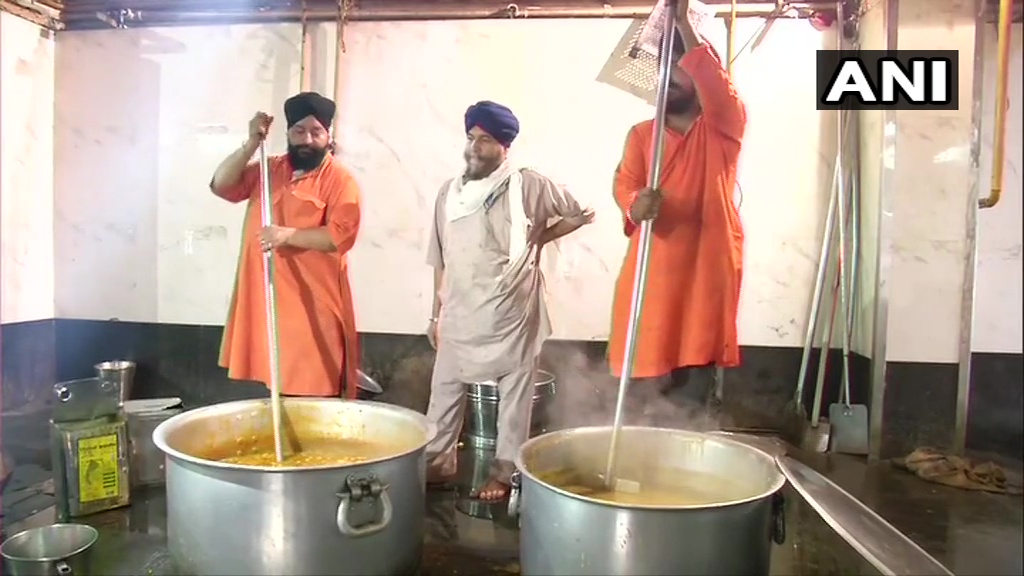 बंगला साहिब गुरुद्वारा ने पेश की मिसाल, हर रोज 40 हज़ार लोगों के खाने का किया प्रबंध