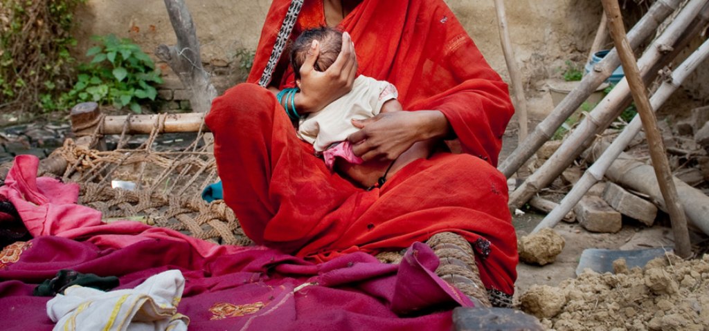मानसिक विक्षिप्त मां कई दिनों से है भूखी, चार माह की बच्ची को नहीं पिला पा रही दूध