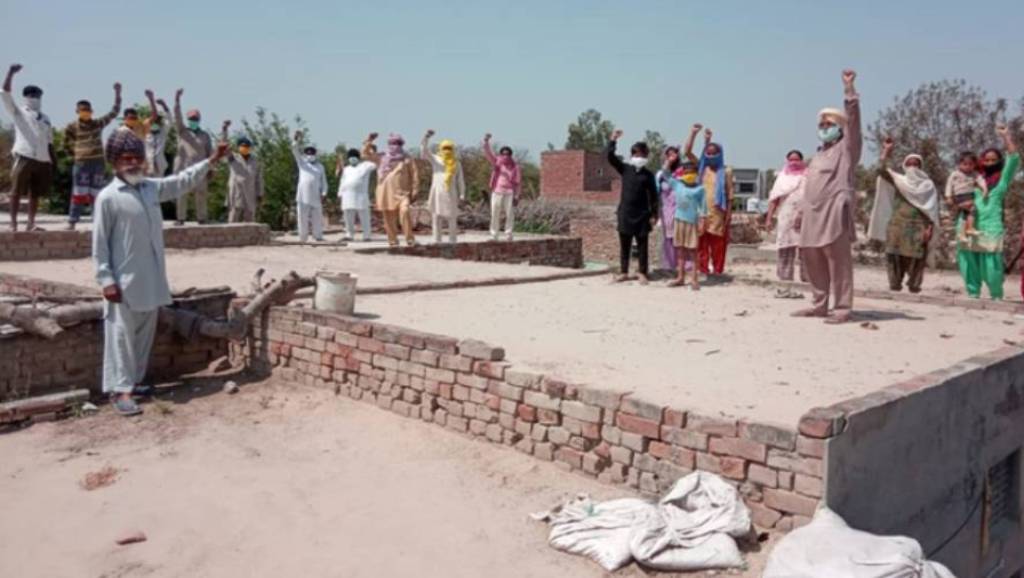 लॉकडाउन में भूख से तंग आकर पंजाब के मजदूर छतों पर चढ़ कर रहे हैं विरोध-प्रदर्शन