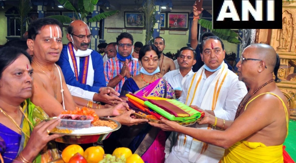 लॉकडाउन की 2 मंत्रियों ने उड़ाई धज्जियां, मंदिर में थे सैकड़ों लोगों मौजूद