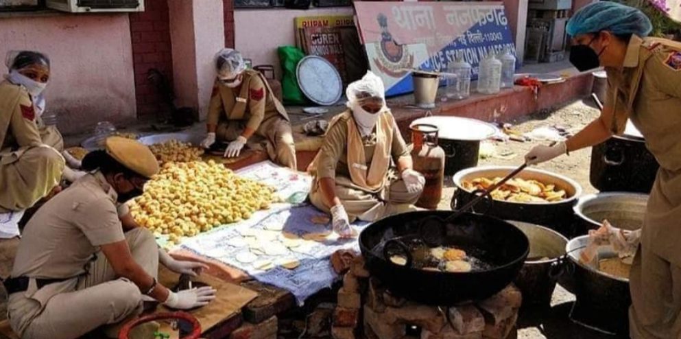 दिल्ली का नजफगढ़ थाना हजारों मजदूरों को खिला रहा खाना