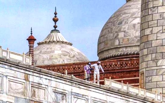 आंधी से ताज महल के रेलिंग का बड़ा हिस्सा टूटा, तीन व्यक्ति और कई पशु मरे