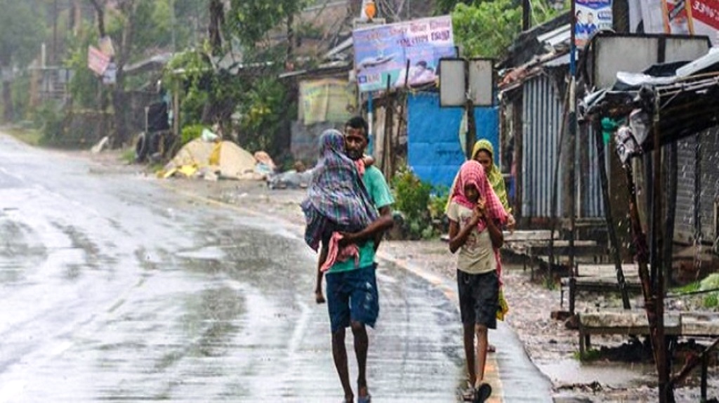 अम्फान तूफान ने पश्चिम बंगाल और ओडिशा में मचाई तबाही, एक दर्जन से अधिक की मौत
