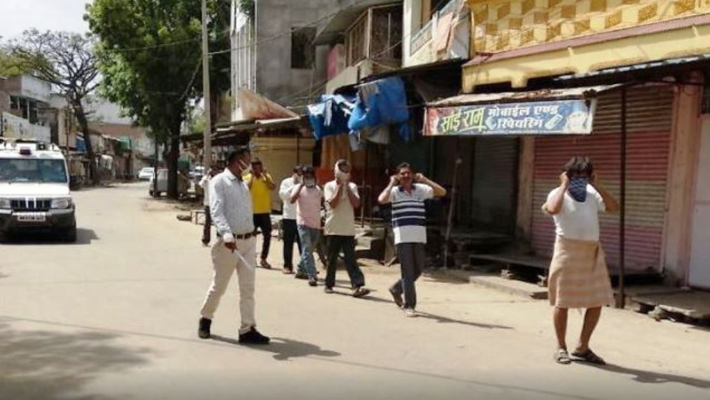 बकरा पार्टी करने की तैयारी कर रहे 12 लोग, DSP ने मुर्गा बना पूरे गांव में घुमाया