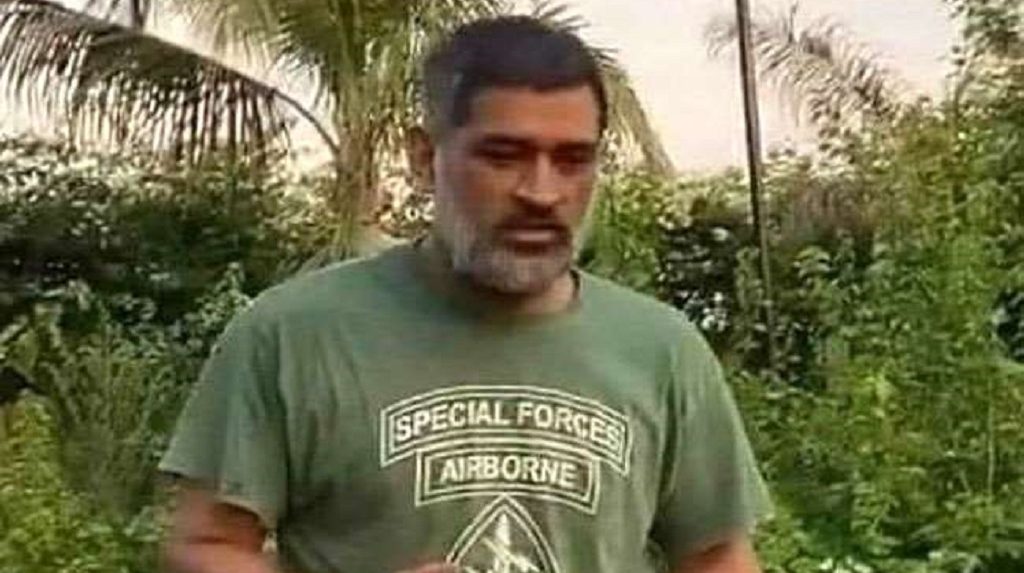 धोनी नए लुक में आए नजर, फैंस ने कहा भले ही बूढ़े हो गए पर हैं शेर