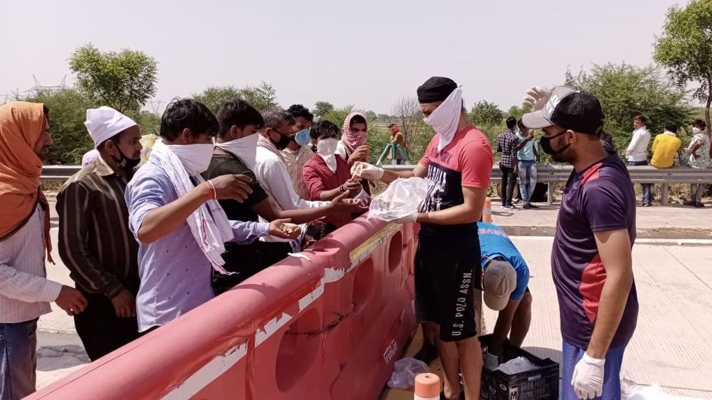प्रवासियों मजदूरों को खाना-पानी बांटने में लगा है यह किंग्स इलेवन पंजाब का क्रिकेटर