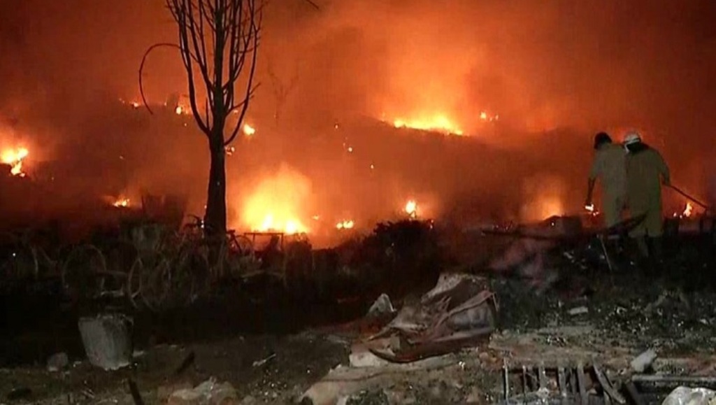 दिल्ली के तुगलकाबाद में लगी भीषण आग,1500 झुग्गियां जलकर राख