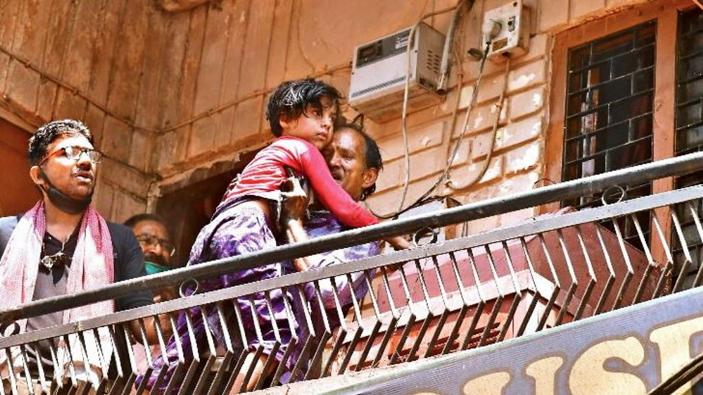पेंट की दुकान में लगी भीषण आग, 3 बच्चे और 4 महिलाओं की मौत